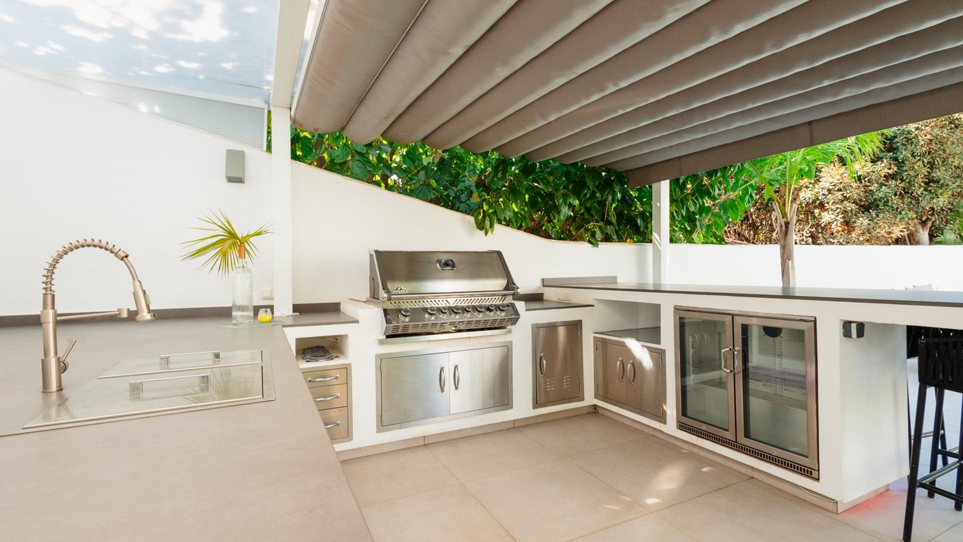 Cocina exterior con barbacoa